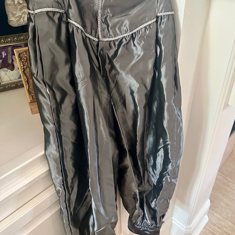 Men’s Madrigal Choir Costume